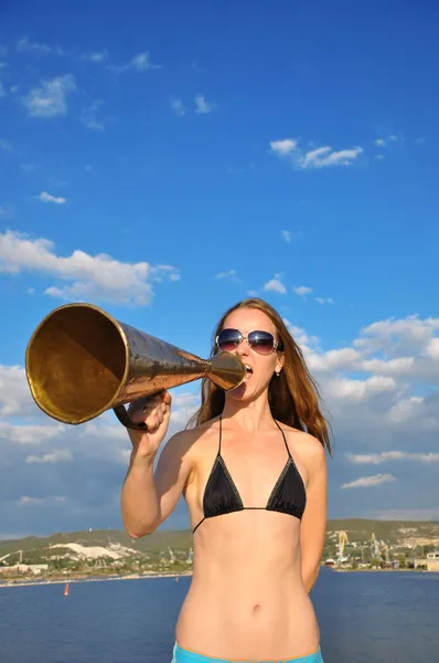 Девушка кричит в мегафон — стоковое фото