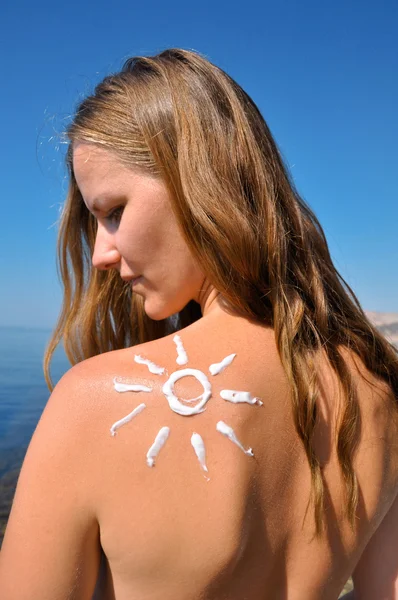 Kobieta z słońce w kształcie kremu — Zdjęcie stockowe