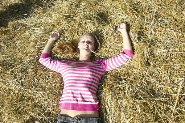藁の中の女の子 — ストック写真