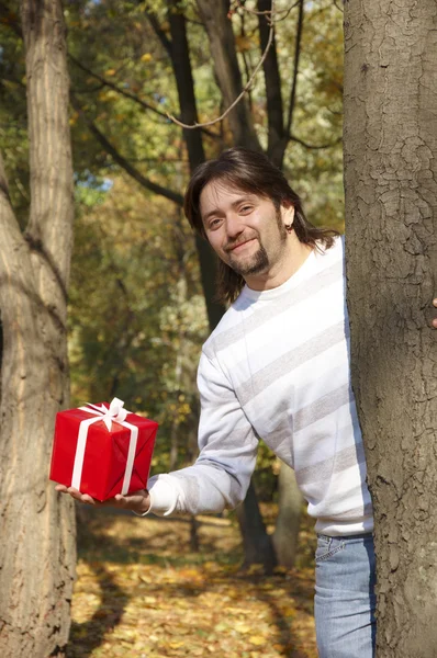 Man gives a gift — Stock Photo, Image