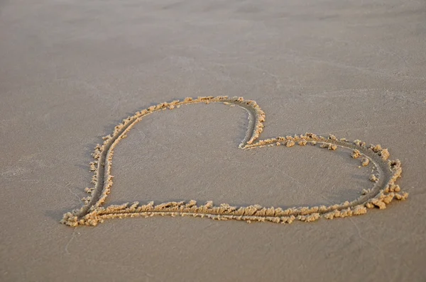 Zandkoek harten op het strand — Stockfoto