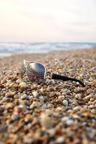 Okulary przeciwsłoneczne na plaży piasek — Zdjęcie stockowe