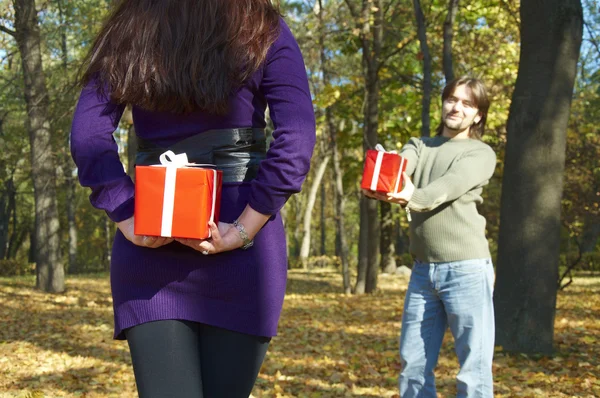Young couple gives gifts — Stock Photo, Image