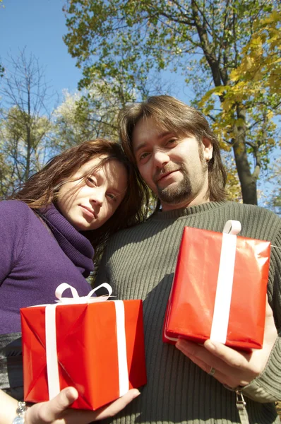 Young couple gives gifts — Stock Photo, Image