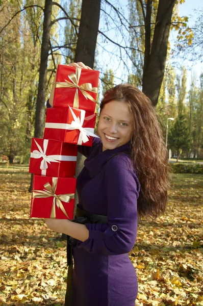 Woman gives a gift — Stock Photo, Image