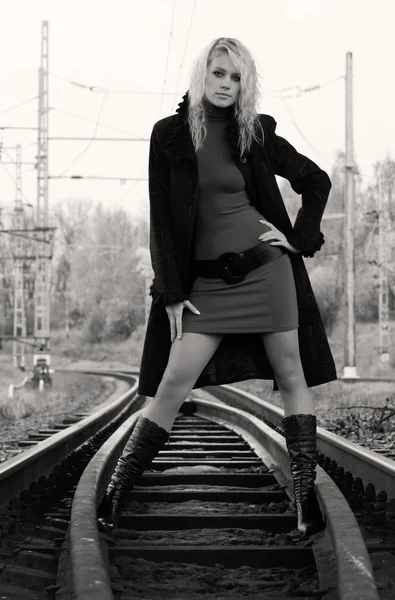 Γυναίκα σε σιδηροδρομικές γραμμές — Stock fotografie