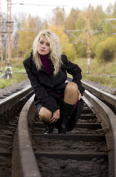 Kvinna på järnvägsspår — Stockfoto