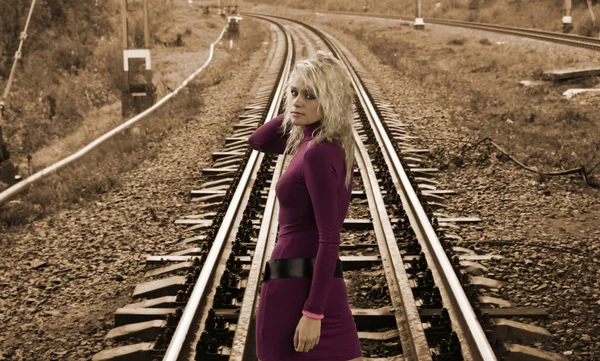 Γυναίκα σε σιδηροδρομικές γραμμές — Stock fotografie
