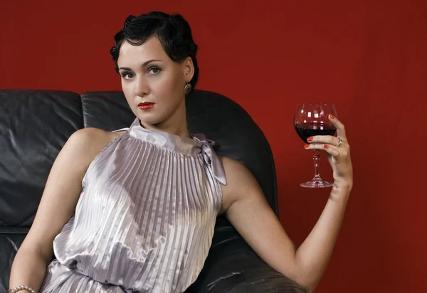 Όμορφη νεαρή γυναίκα με ένα ποτήρι κρασί — Φωτογραφία Αρχείου