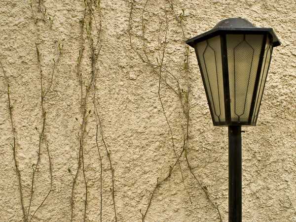Lanterna em um contexto de uma parede — Fotografia de Stock