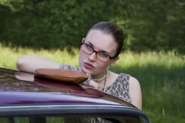 Vacker flicka i glasögon på bilen — Stockfoto