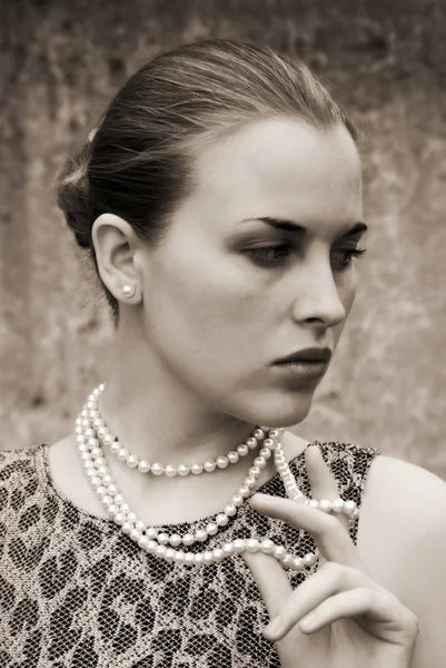 Schönes Mädchen mit weißen Perlen — Stockfoto