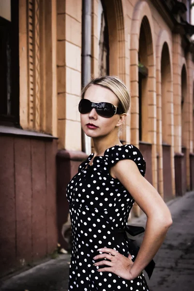 Menina bonita em óculos de sol na cidade str — Fotografia de Stock