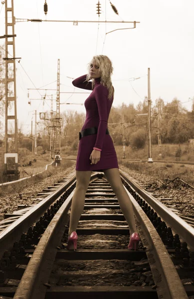 Mujer en vías férreas —  Fotos de Stock
