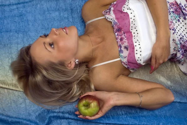 Romantická krásná dívka s jablkem — Stock fotografie