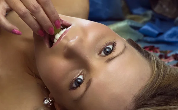 아름 다운 소녀 포도 맛 — 스톡 사진