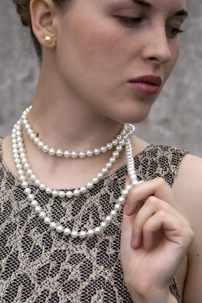 Schönes Mädchen mit weißen Perlen — Stockfoto