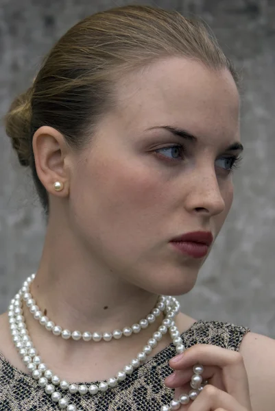 白色的珠子的漂亮女孩 — 图库照片