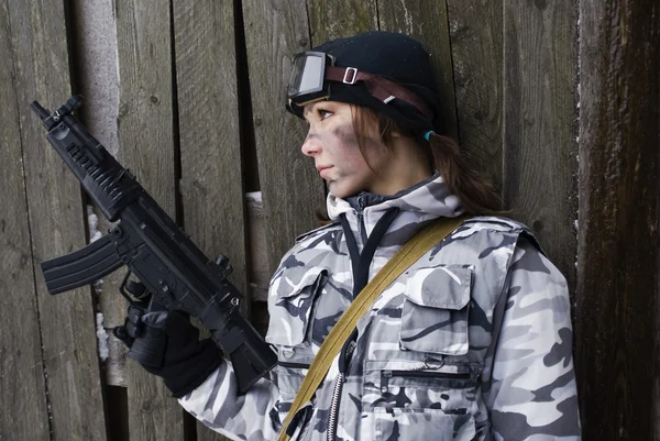 Menina em uma camuflagem com a arma — Fotografia de Stock