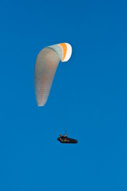 Mavi gökyüzündeki paraglider