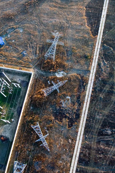 Fallna elektriska torn på gräset — Stockfoto