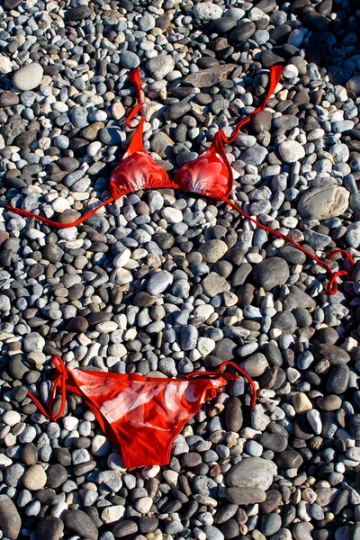 Bikini på klipporna — Stockfoto