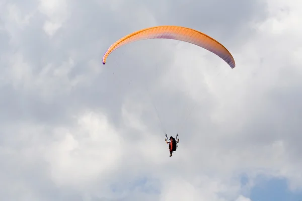 Paraglider in de wolken — Stockfoto