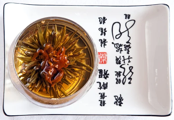 Agulhas de chá no vidro no prato — Fotografia de Stock
