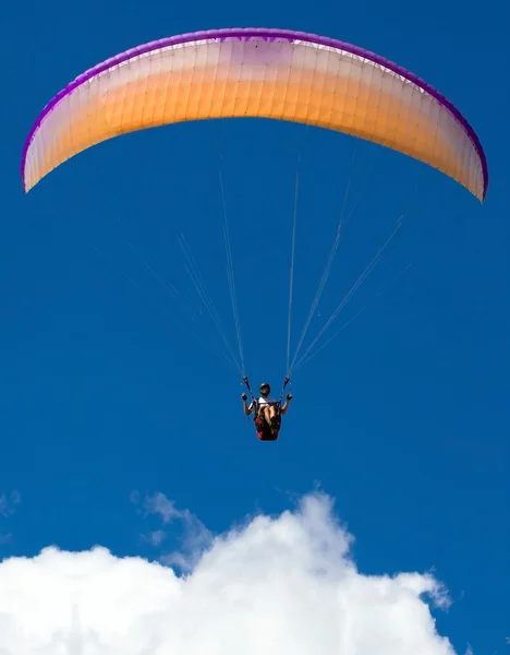 Paraglider above the cloud — Stock Photo, Image