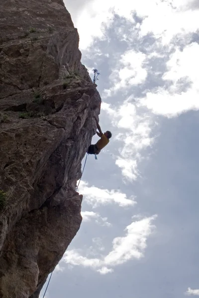 Tırmanma adam — Stok fotoğraf