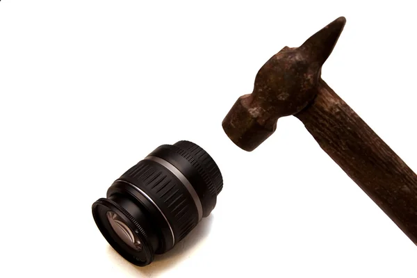 Lens and hammer — Stock Photo, Image