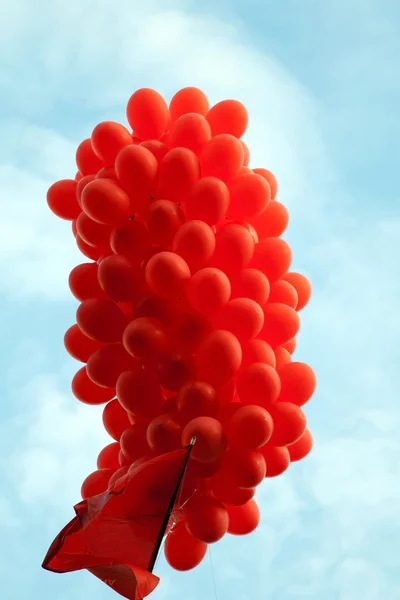 Balões vermelhos amarrados no céu — Fotografia de Stock