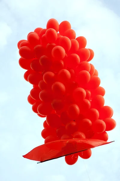 Związany czerwone balony w niebo — Zdjęcie stockowe