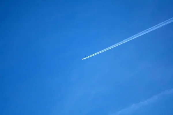Следы самолетов в голубом небе — стоковое фото