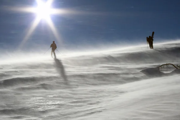 Esquiadores na tempestade de neve — Fotografia de Stock