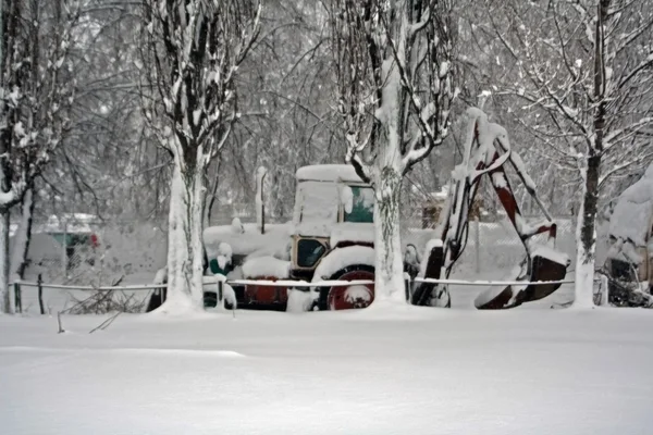 雪下盖的拖拉机 — 图库照片