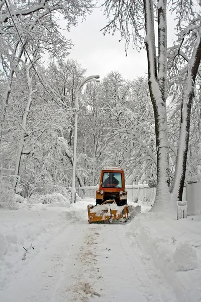Trator limpeza estrada de inverno — Fotografia de Stock