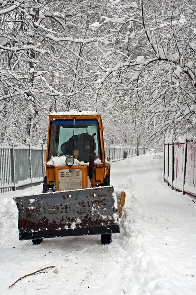 Traktörün temizlik kış yol — Stok fotoğraf