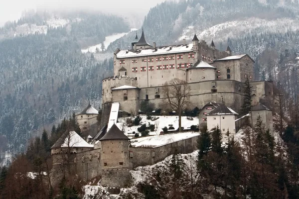 Середньовічний замок на пагорбі — стокове фото
