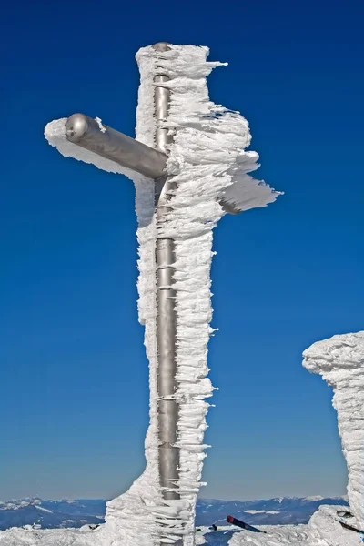 Ледяной крест — стоковое фото