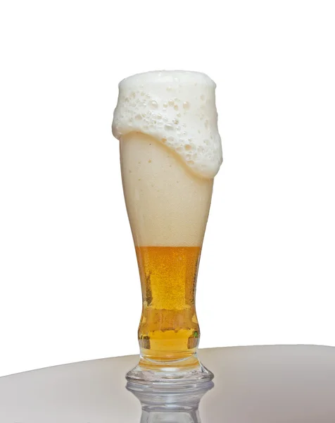 Vidrio con cerveza y espuma —  Fotos de Stock