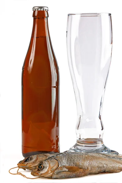 Butelka piwa z Ryba suszona — Zdjęcie stockowe
