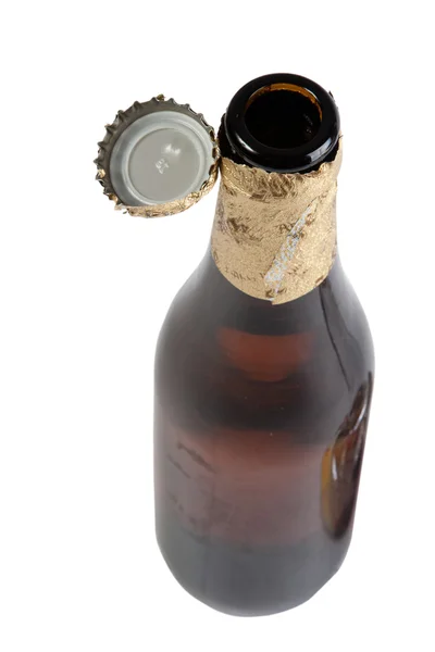 Відкрита пляшка пива з кришкою — стокове фото
