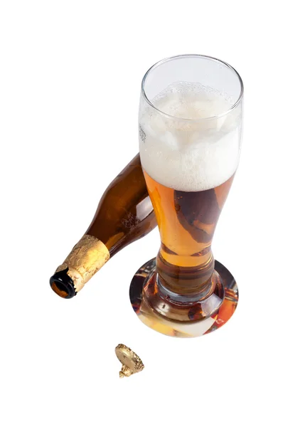 Copo com cerveja e garrafa mentirosa — Fotografia de Stock