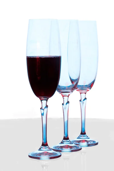 Trzy kieliszki do wina, jednym z wina — Zdjęcie stockowe
