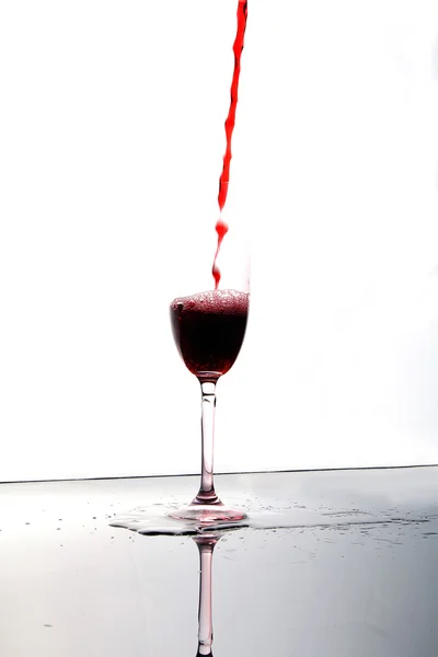 グラスの中のワインストリーミング — ストック写真