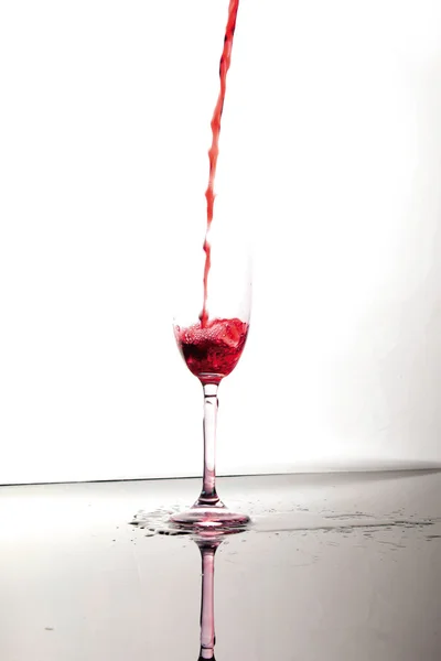 Потоки вина в стекле — стоковое фото