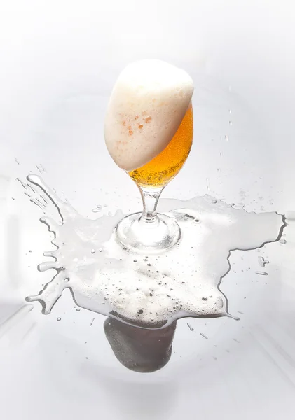 Vidrio con espuma de cerveza — Foto de Stock