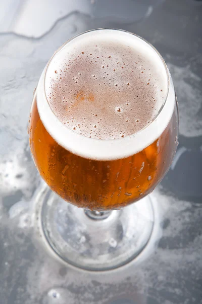 Vidrio con espuma de cerveza —  Fotos de Stock