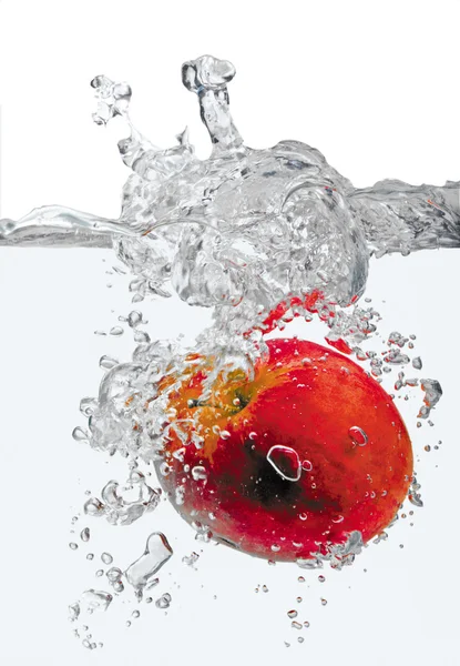 Яблоко в воде брызги — стоковое фото